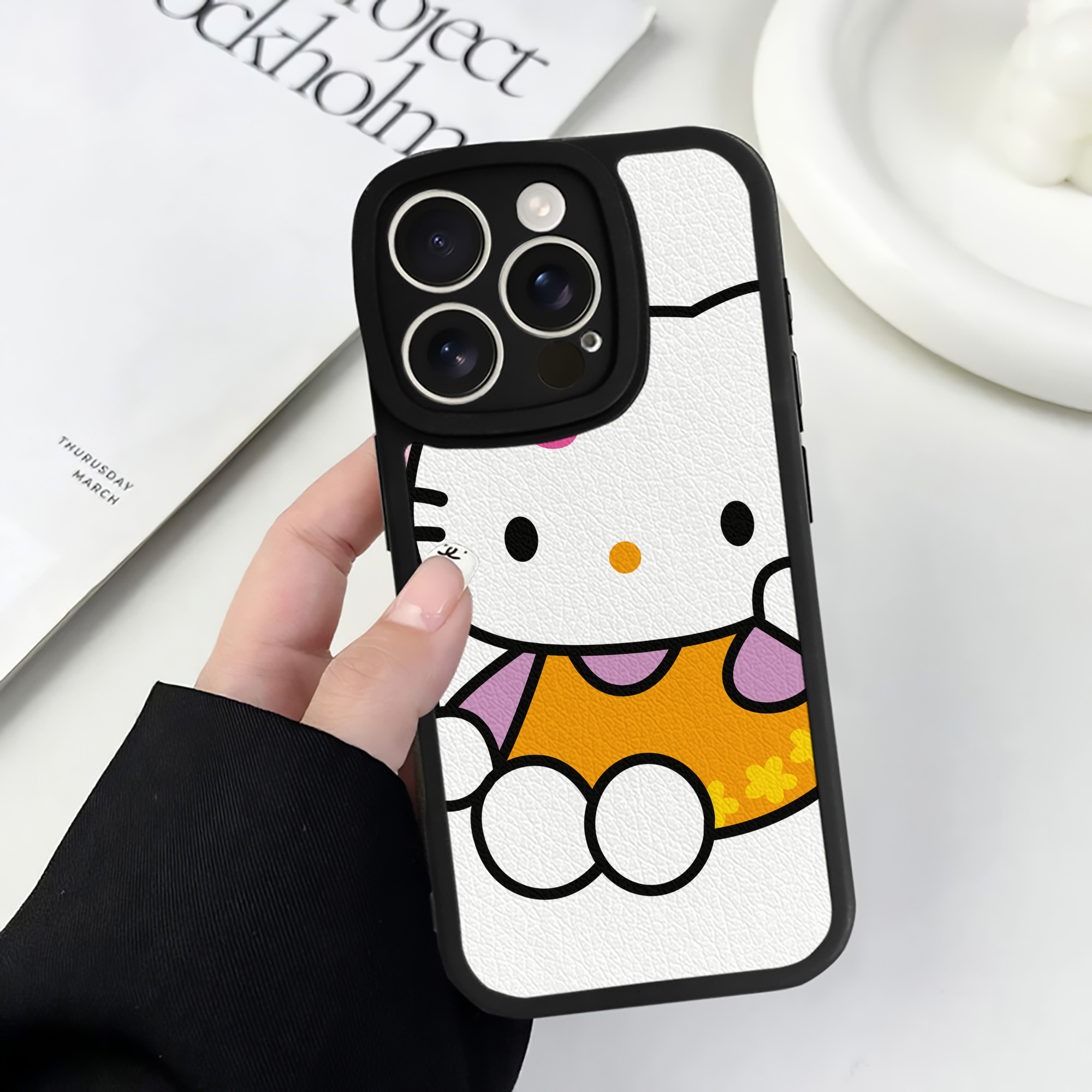 （画像用） Hello Kitty ハローキティ 【iPhone 16シリーズ対応】シリコンスマホケース（レザー調） 材質：シリコン